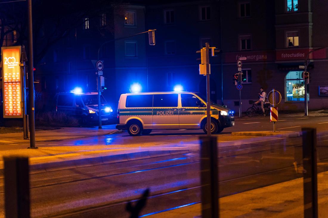 Eine Razzia in einem Augsburger Club sorgt für Wirbel. Die Betreiber klagen über die Maßnahmen der Polizei. Auch die Politik schaltet sich ein. (Symbolbild)