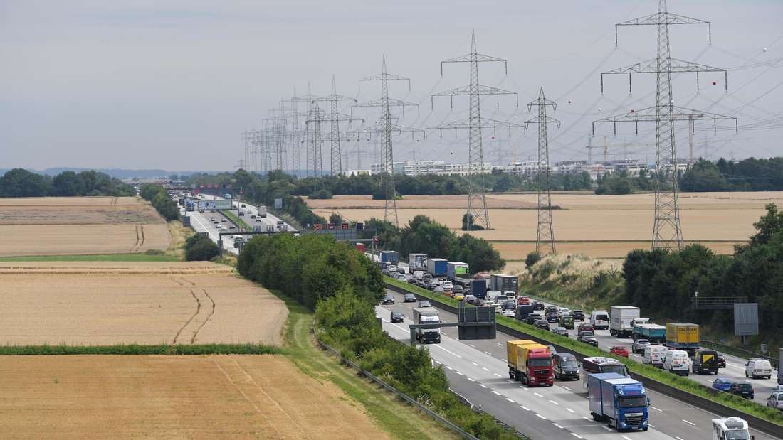 Vom Aussichtsturm der Rastanlage Taunusblick ist die Autobahn A5 zwischen dem Bad Homburger Kreuz und dem Nordwestkreuz Frankfurt zu sehen.