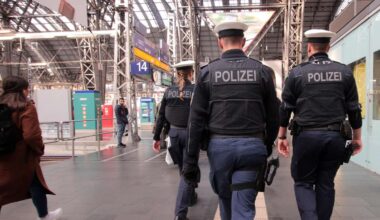 Trio prügelt Reisenden in Frankfurter S-Bahn – Zeuge sieht pistolenähnliche Waffe