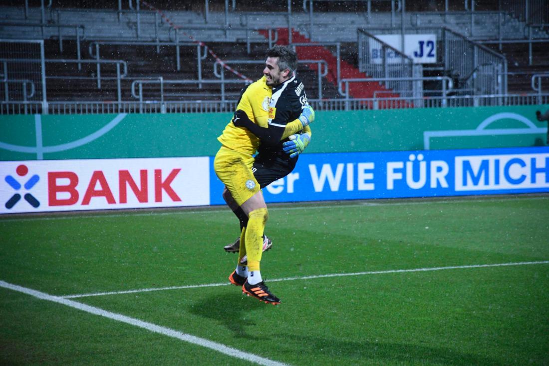Jubel vonFin Bartels (Kiel, 31) undIoannis Gelios (Kiel, 1)Holstein vs FC BayernMünchen, Fußball, Männer, DFB-Pokal, 2