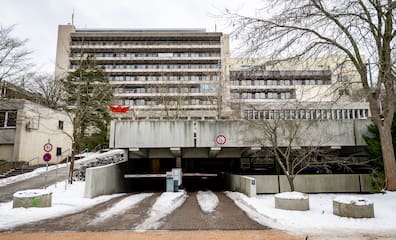 Schnee liegt neben den Zufahrten zur alten Kinderklinik am Schwanenweg in Kiel.