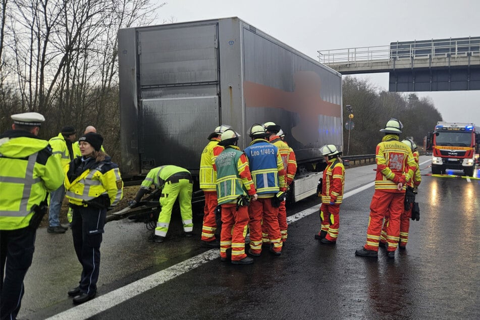 Zwischen Stuttgart und Leonberg ist ein Lkw in Brand geraten.