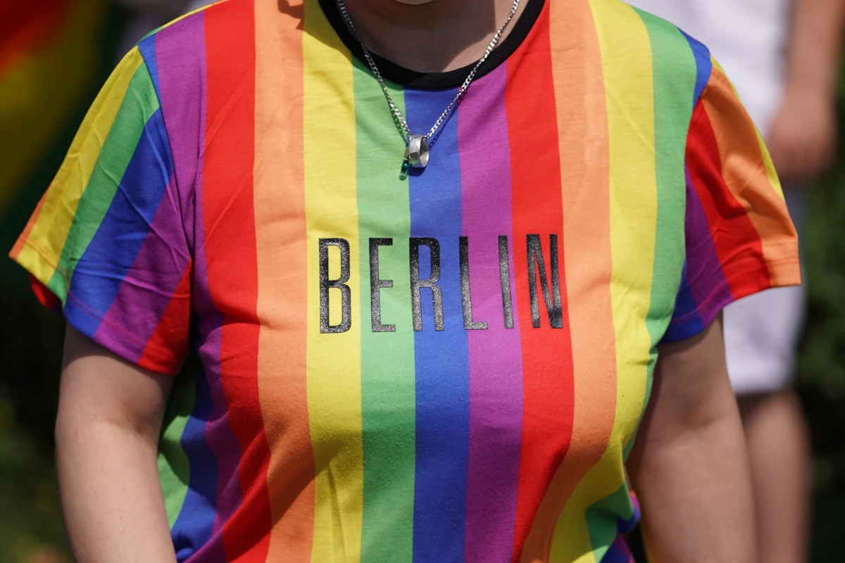 ARCHIV - 24.07.2021, Berlin: Ein T-Shirt in Regenbogenfarben und der Aufschrift
