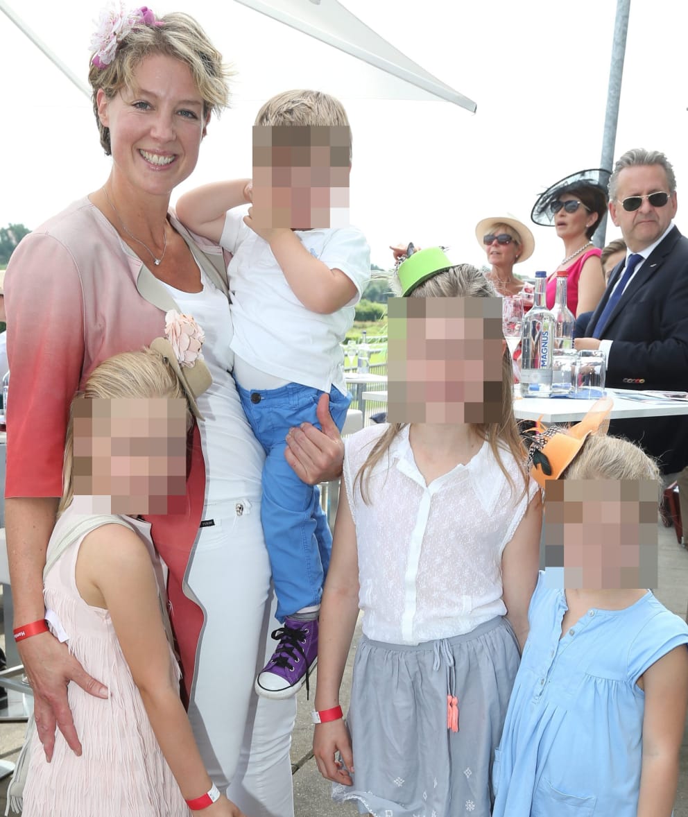 Christina Block zeigt sich im Juni 2016 mit ihren Töchtern Greta, Johanna und Klara (v. l.) sowie Sohn Theodor, den sie auf dem Arm hält