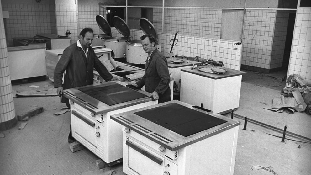 Im Jahr 1974 wurde das Interhotel eröffnet. Das Foto zeigt Arbeiter wenige Monate vor der Fertigstellung