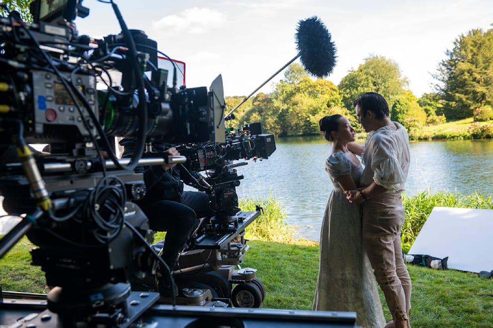 Yerin Ha als Sophie Baek und Luke Thompson als Benedict Bridgerton