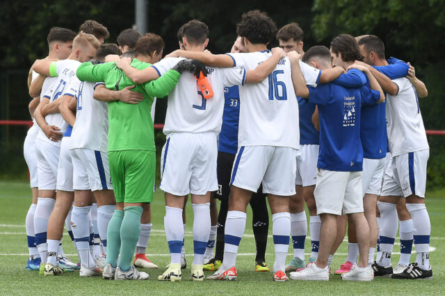 Spieler des FC Castrop-Rauxel stehen im Kreis.