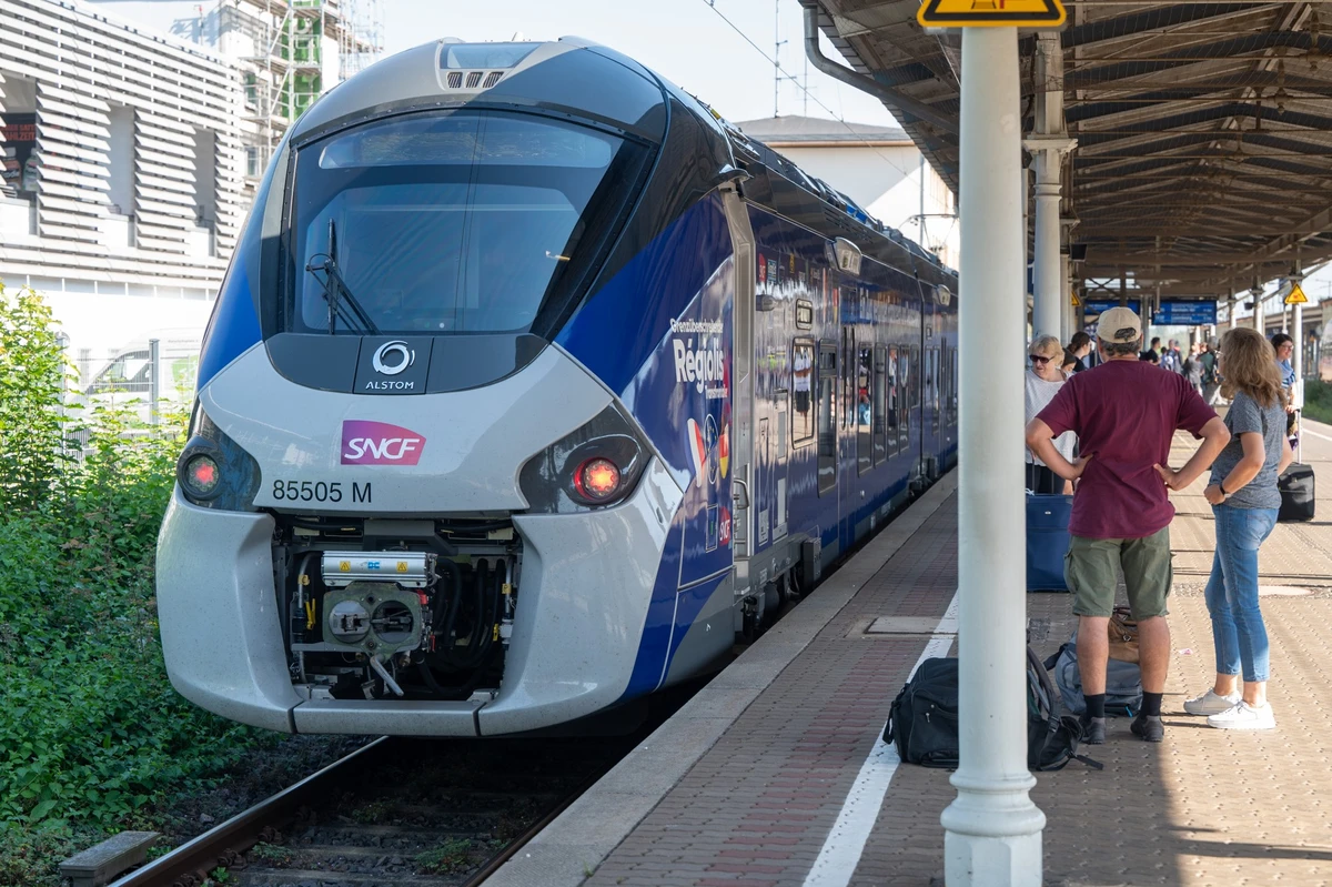 ARCHIV - 11.09.2023, Rheinland-Pfalz, Trier: Menschen stehen auf Gleis 10 im Hauptbahnhof Trier. Dort wurde der grenzüberschreitende Triebzug "Regiolis -TFR präsentiert. Bahnpendler zwischen Bade ...