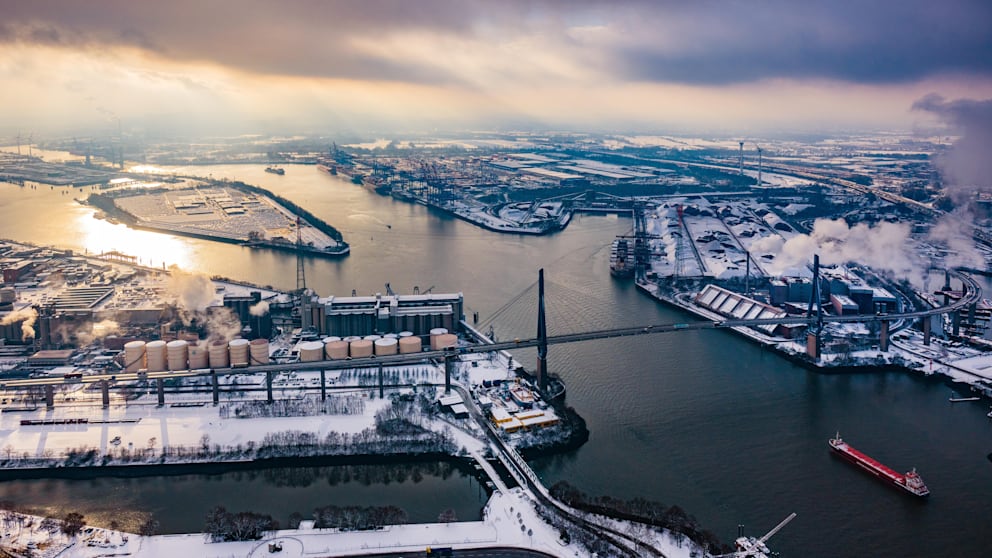 Die Verdächtigen haben in einer Werft im Hamburger Hafen gearbeitet