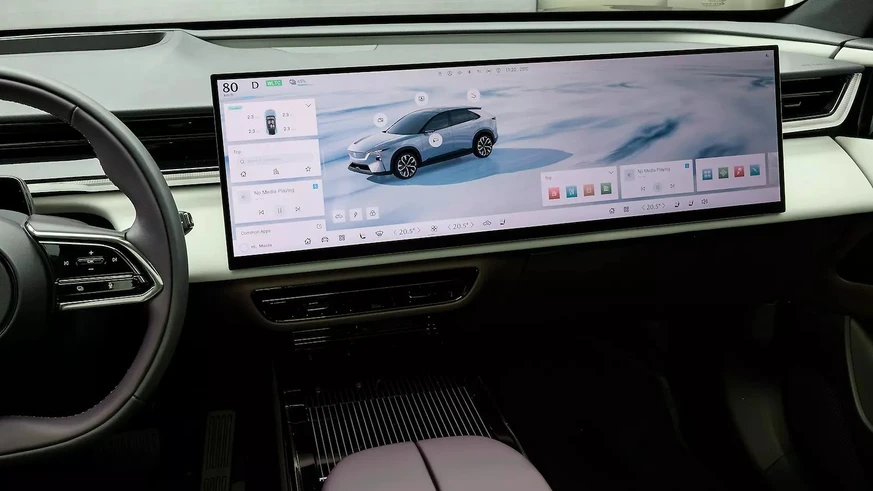 Der CX-6e bekommt dafür ein riesiges Display und ein Head-up-Display.