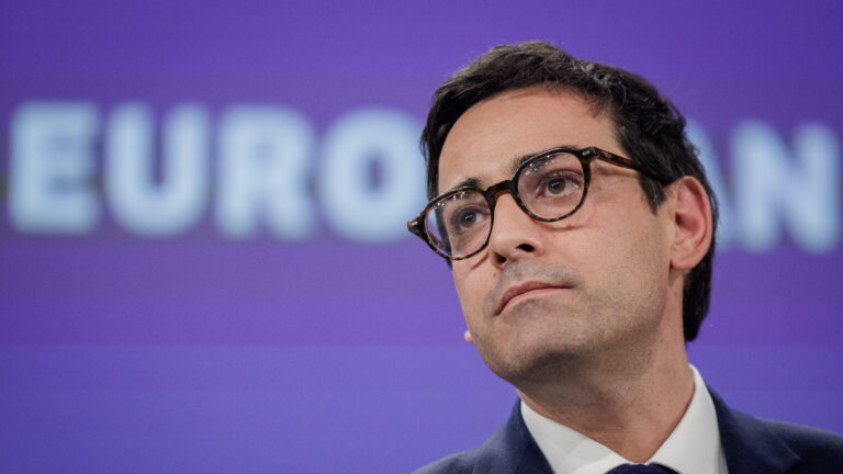 EU-Kommissar Séjourné will öffentliche EU-Gelder an Produktion in Europa koppeln