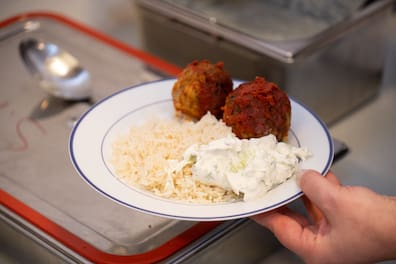 "Gemeinsam statt einsam": Am ersten Tag gab es Hackbällchen mit Reis und Zaziki.