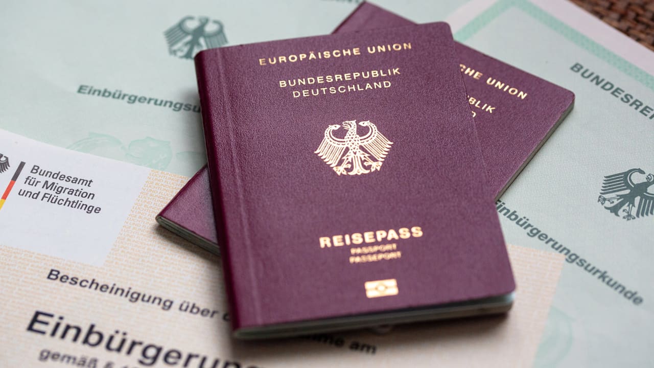 Einbürgerungen: Wird der deutsche Pass an Betrüger ausgeteilt? | Regional