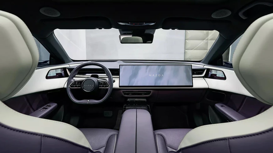 Das Cockpit verzichtet auf ein klassisches Instrumentendisplay.