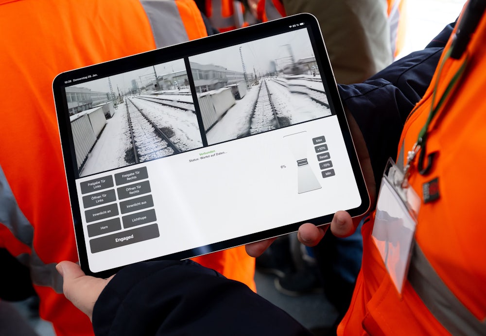 Das Rangieren kann per Tablet oder vom Führerstandspult im „Remote Operation Center“ aus erfolgen.