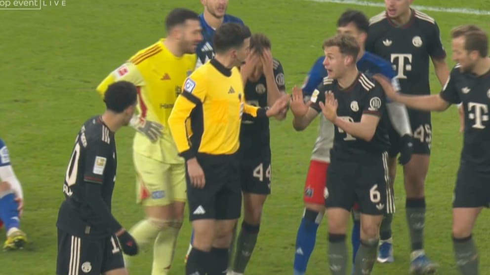 Die Bayern-Stars belagern Osmers, wollen einen Elfmeter