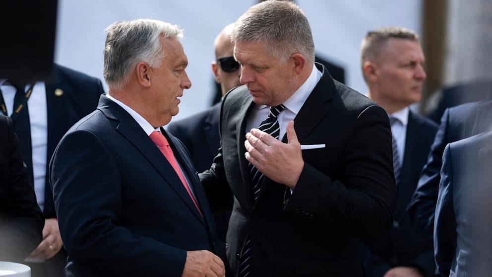 Ungarns Ministerpräsident Viktor Orbán (62, li.) und der slowakische Regierungschef Robert Fico (61) blockieren die Unterstützung für die Ukraine