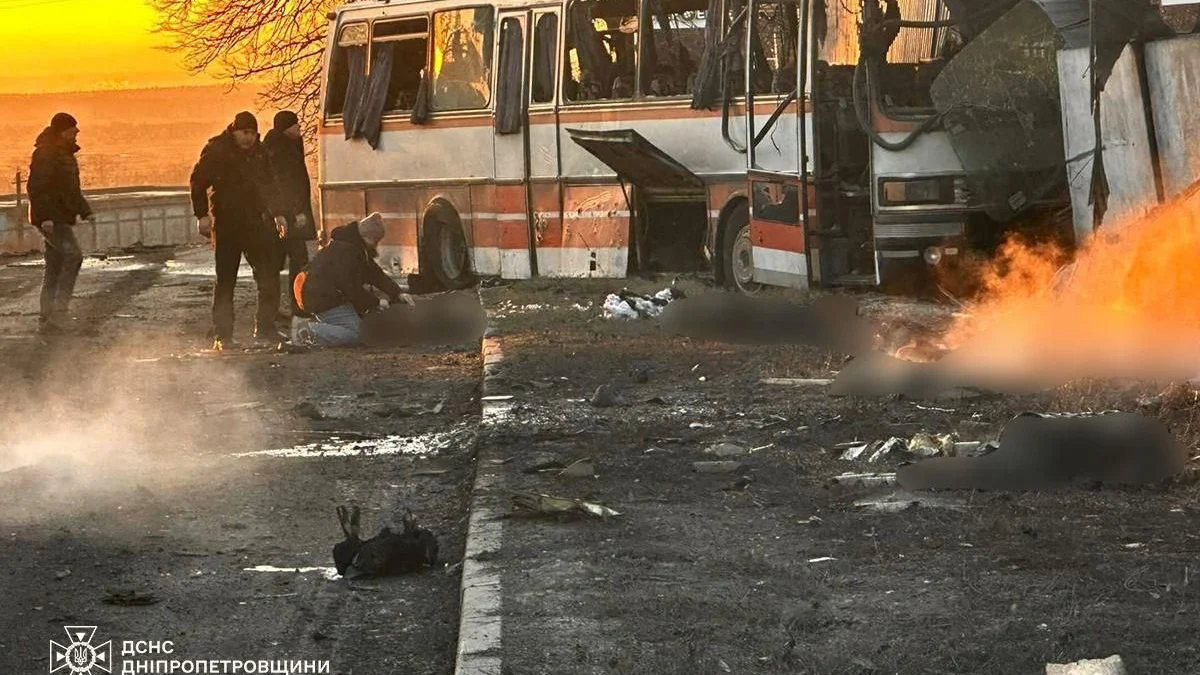 Ukraine News: Mindestens zwölf Tote bei russischem Angriff auf ukrainischen Bus - Politik