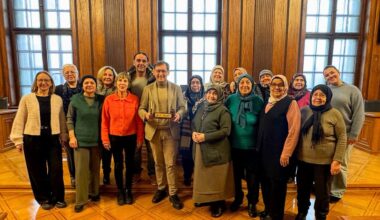 „Herner Rosen“ gehen mit Caritas-Team auf Rathaustour