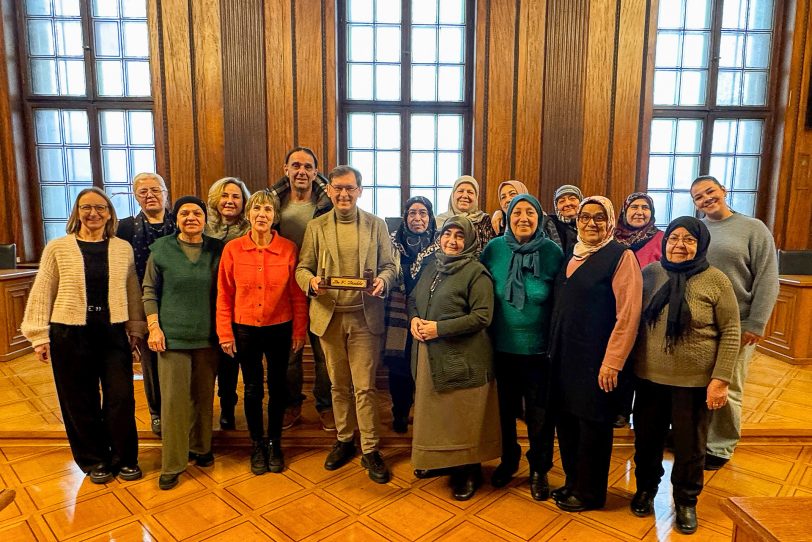 „Herner Rosen“ gehen mit Caritas-Team auf Rathaustour