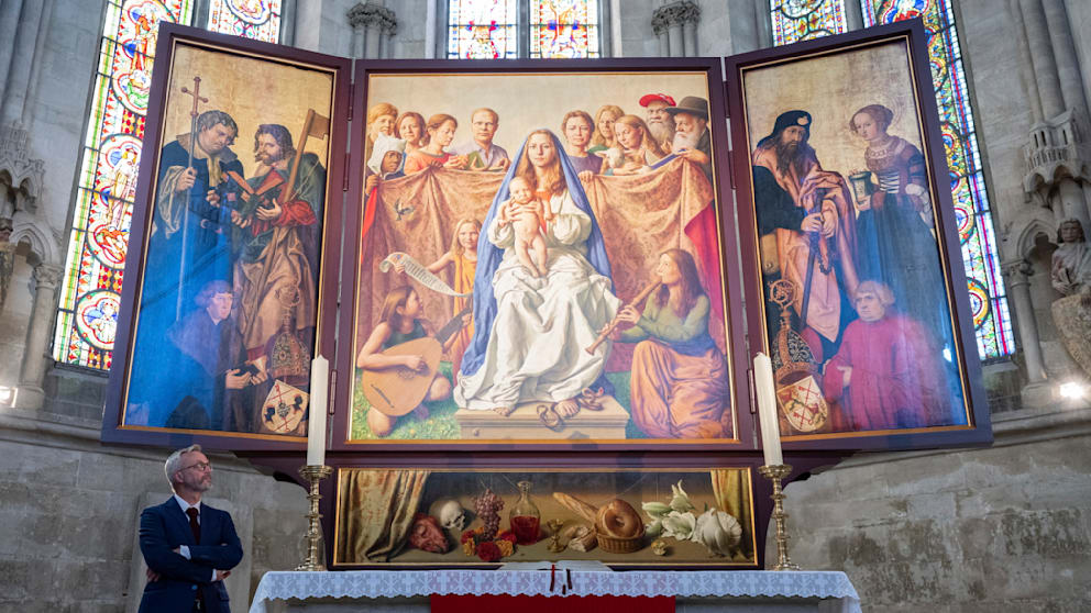 Michael Triegel vor seinem Meisterwerk: Die Mitteltafel des Naumburger Altars ergänzt die Außenflügel, die noch von Lucas Cranach stammen. Dessen zentrale Tafel wurde 1542 von Bilderstürmern zerstört