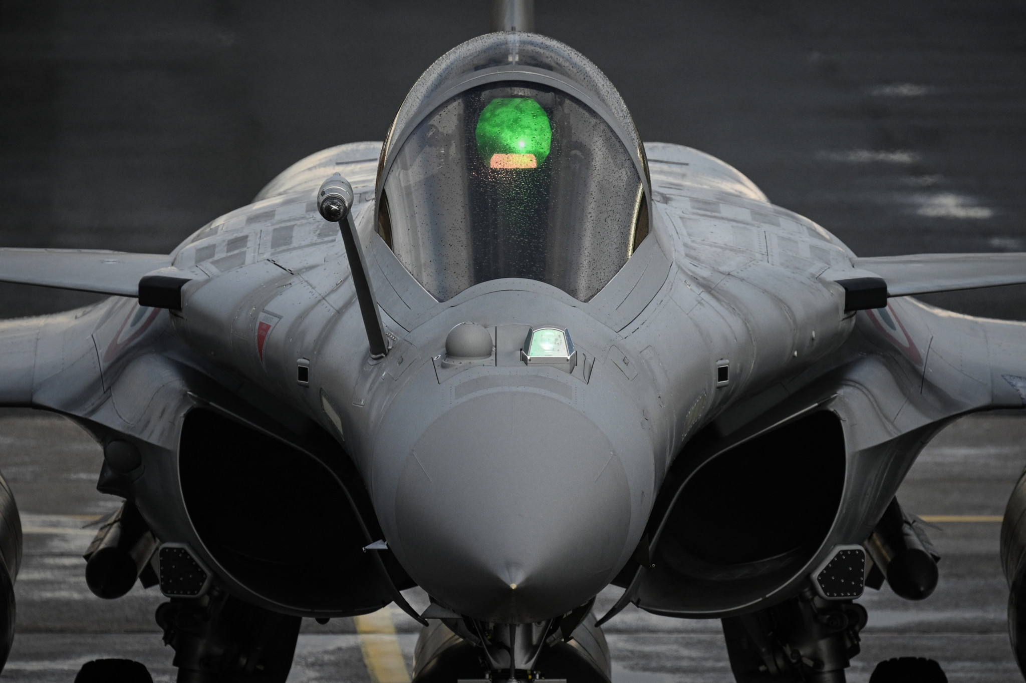 Ein Rafale-Kampfflugzeug der französischen Luft- und Raumfahrtstreitkräfte steht auf der Luftwaffenbasis 120 während der Übung TOPAZE 2026 bereit.