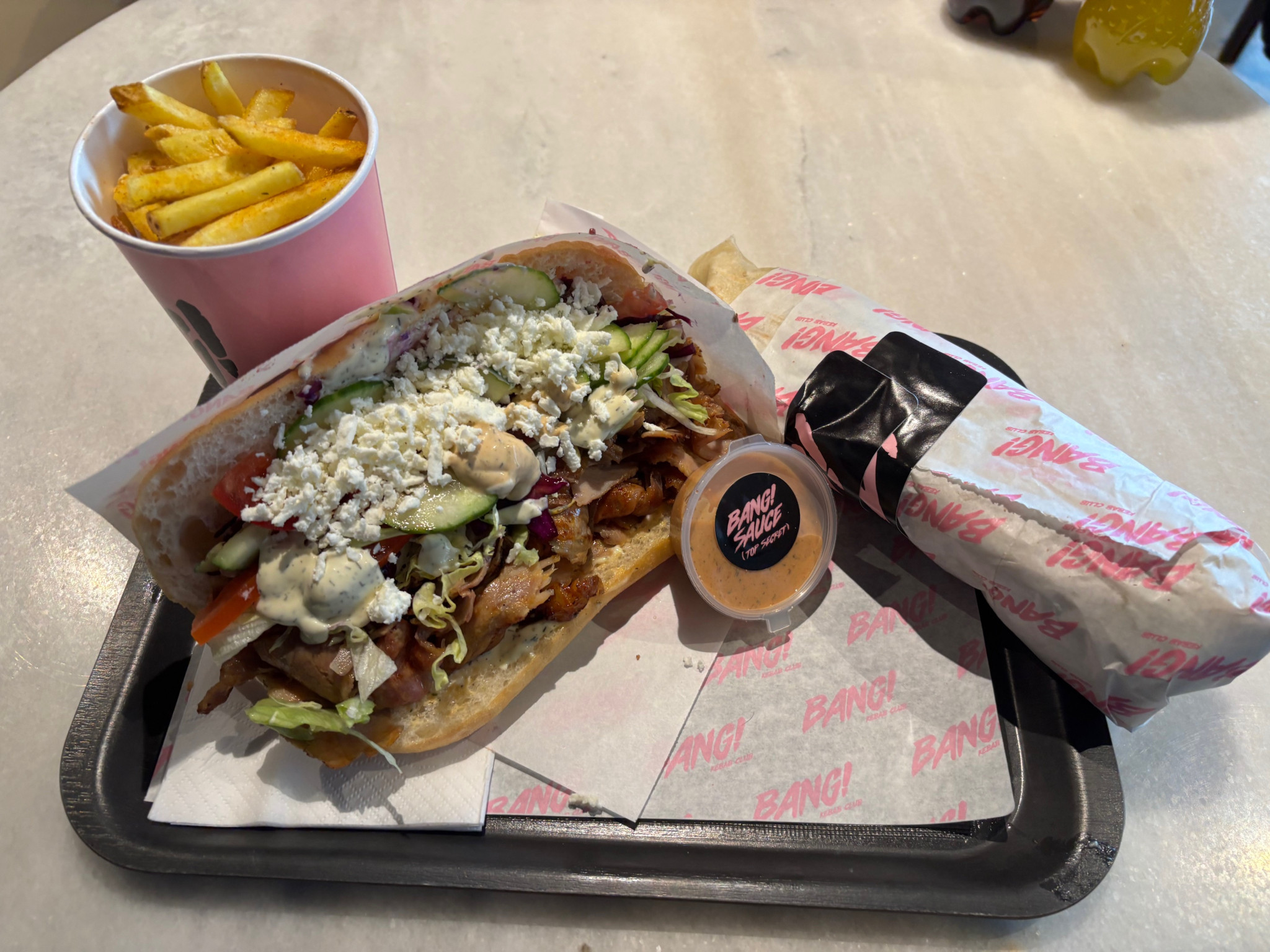 Berliner Kebab mit Pommes, Sauce und einem Falafel. 