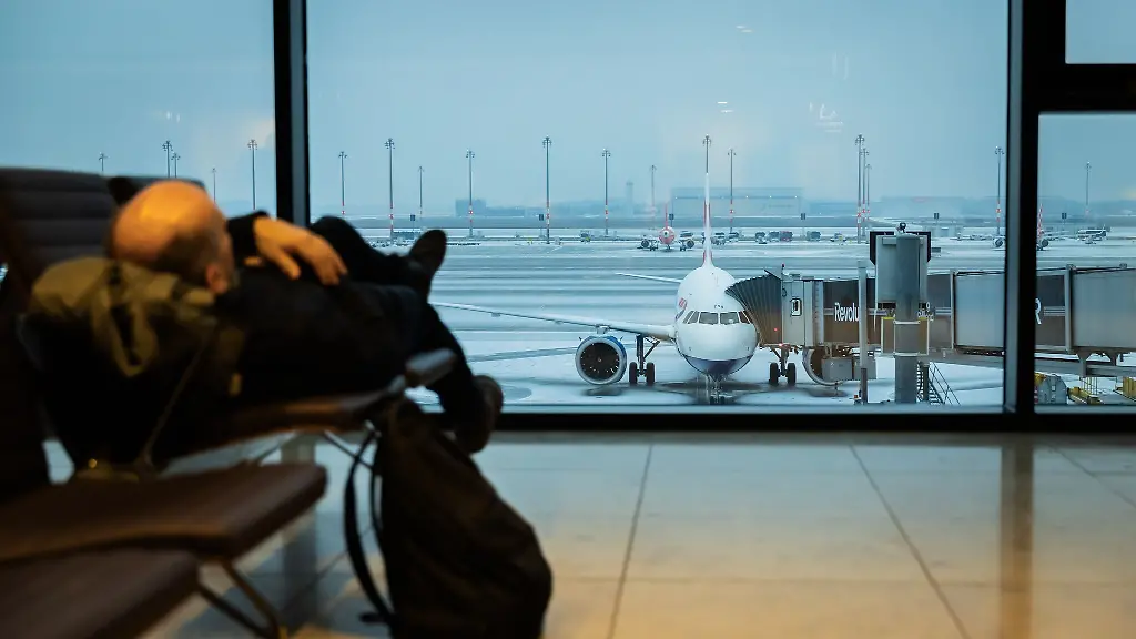 Am-BER-ist-der-Flugverkehr-aufgrund-der-Witterung-eingestellt-worden