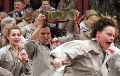 Das war ihr Durchbruch: Katy Karrenbauer (Mitte) spielte in der RTL-Serie „Hinter Gittern – Der Frauenknast“ Gefängnisinsassin Christine Walter. Sie verkörperte die Rolle bis 2007 in insgesamt 16 Staffeln.