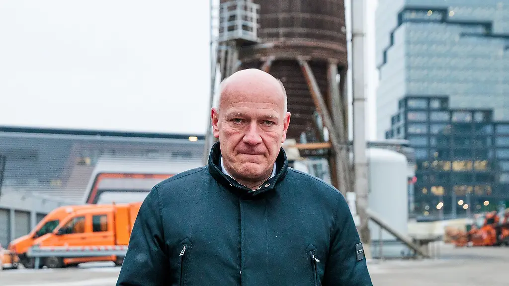 Berlins-Regierender-Buergermeister-Kai-Wegner-CDU-geht-auf-dem-Betriebsgelaende-der-BSR-an-Streugut-Silos-und-Winterraeumfahrzeugen-vorbei