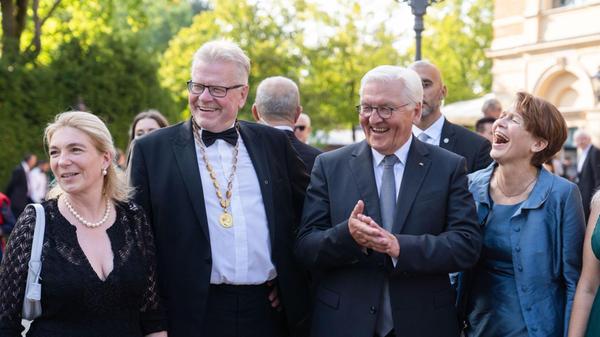 Der Bayreuther OB Ebersberger (2. v. l.) wird bei den Festspielen stets mit hochrangigen Politikern und Prominenten fotografiert - hier mit Bundespräsident Steinmeier (2. v. r.). (Archivbild) Der Bayreuther OB Ebersberger (2. v. l.) wird bei den Festspielen stets mit hochrangigen Politikern und Prominenten fotografiert - hier mit Bundespräsident Steinmeier (2. v. r.). (Archivbild)