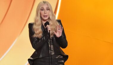 Nach wirrem Bambi mit Gottschalk: Cher fällt bei den Grammys aus der Rolle