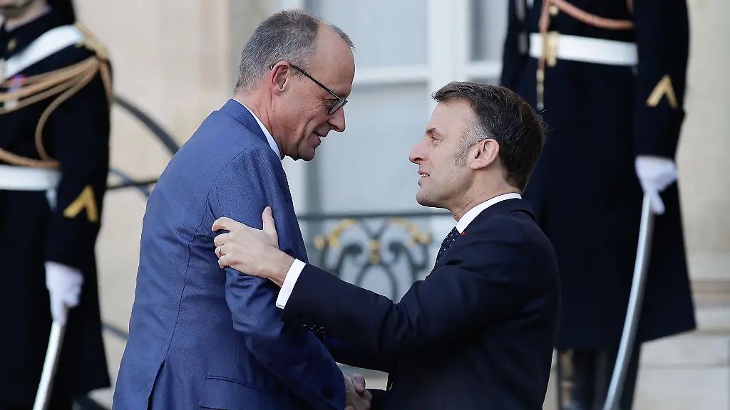 Coalition-of-the-Willing-Summit-in-Paris-France-Paris-Palais-de-lElysee-Germany-s-Chancellor-Friedrich-Merz-is-welcomed-by-French-President-Emmanuel-Macron-during-the-Coalition-of-the-Willing-summit-on-security-guarantees-for-Ukraine-at-the-Elysee-Palace-in-Paris-on-January-6-2026