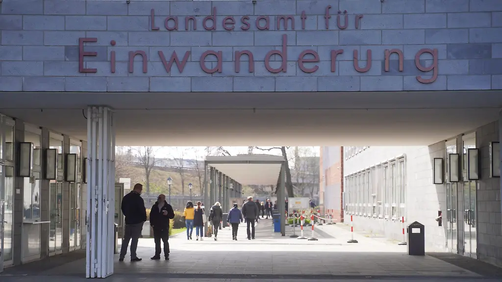 Das-Landesamt-fuer-Einwanderung-in-Berlin-Moabit-steht-wegen-unzureichender-Reinigung-etwa-der-Toiletten-in-der-Kritik