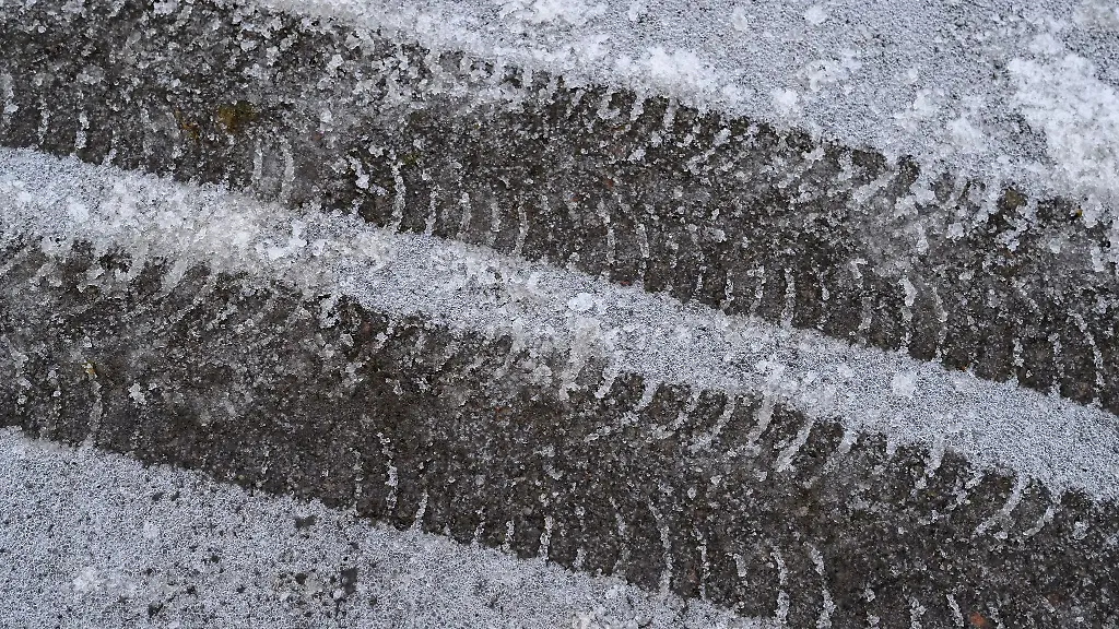 Durch-den-Dauerfrost-bleiben-die-Strassen-glatt