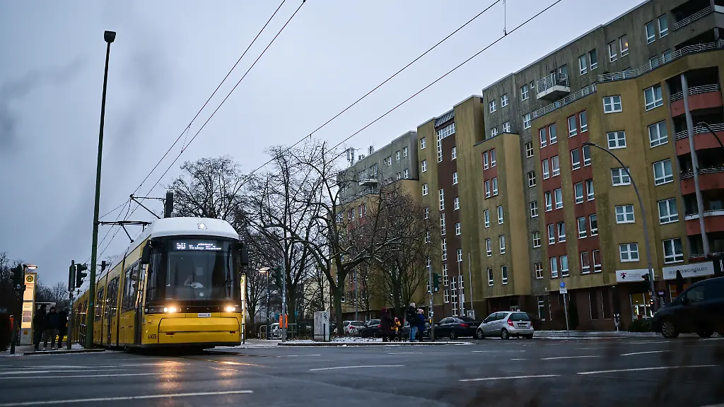 Eine-Tram-faehrt-im-Ortsteil-Wedding-Am-vierten-Tag-nach-dem-Eisregen-in-Berlin-fahren-immer-noch-nicht-alle-Strassenbahnen-wieder