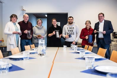 Unter dem Motto "Gemeinsam statt einsam" startet das Gemeindezentrum St. Nikolaus in der Rathausstraße einen Mittagstisch für Seniorinnen und Senioren an drei Tagen in der Woche. Das Organisationsteam mit (von links) Karin Heuer, Stefan Becker, Kerstin Domke, Anette Ruml, Abdul-Jabar Altams, Silke Eggemann und Sozialdezernent Gerwin Stöcken.