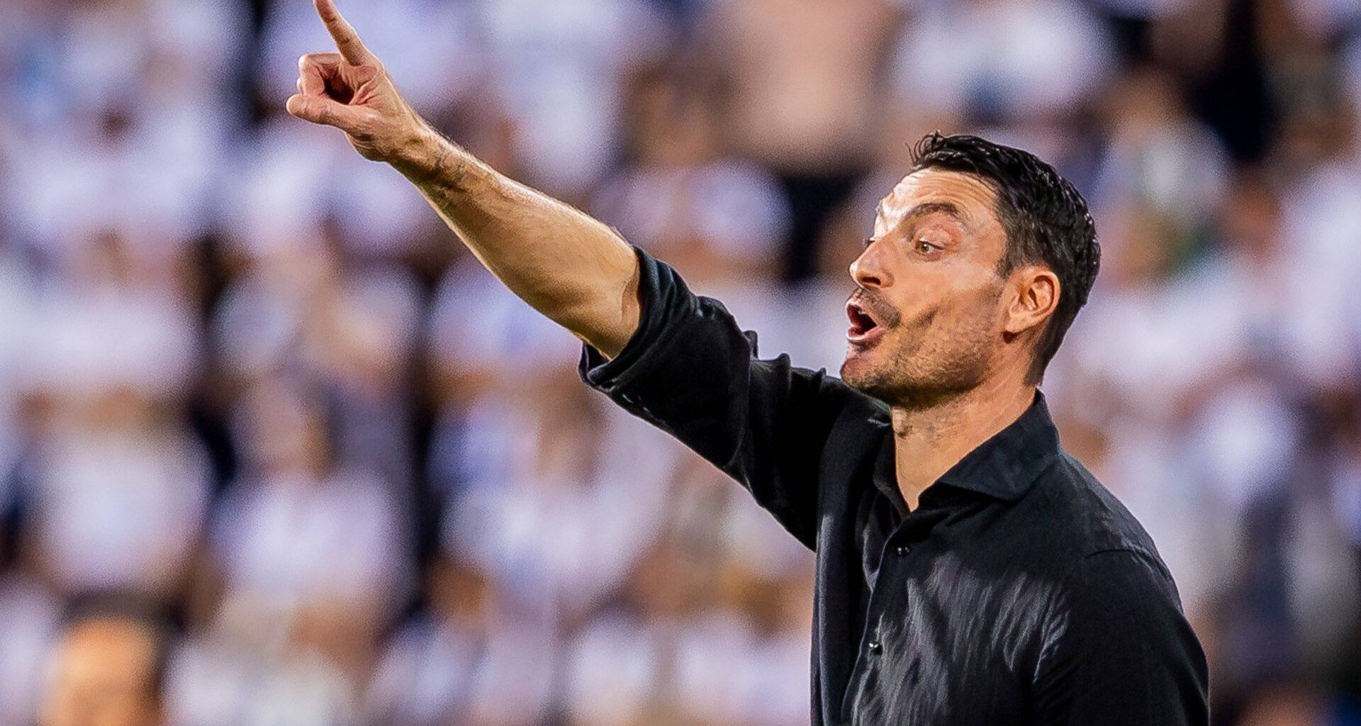 "Ich habe noch nie einen Trainer gesehen, der so respektlos gegenüber seinen Kollegen ist!" Eintracht Frankfurts neuer Coach Albert Riera ist ein ganzer besonderer Trainervulkan