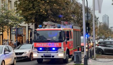 Verkehrsunfall: Pkw prallt gegen Straßenlaterne – Feuerwehr befreit verletzten Fahrer