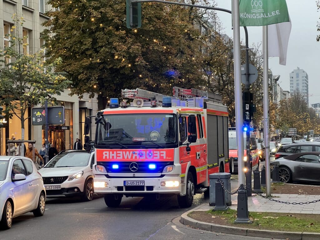 Verkehrsunfall: Pkw prallt gegen Straßenlaterne – Feuerwehr befreit verletzten Fahrer