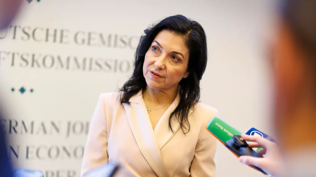 Katherina-Reiche-CDU-Bundesministerin-fuer-Wirtschaft-und-Energie-reist-mit-einer-Wirtschaftsdelegation-nach-Saudi-Arabien-Hier-bei-einem-Pressestatement-nach-dem-Saudi-German-Business-Council-01-02