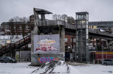 Schnee liegt rund um die Brücke am Aufzug in Gaarden.