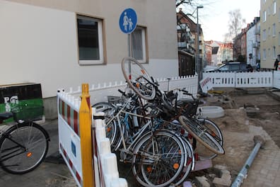 Die Besitzer haben sie nicht rechtzeitig weggestellt: Diese Fahrräder stören auf der Baustelle und wurden zusammengeschlossen.