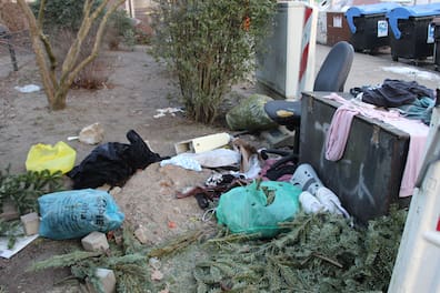 Schuhe, Kleidung, kaputte Möbel, aufgerissene Mülltüten: Dieser Anblick bietet sich Passanten in der Nähe des Spielplatzes Große Barlinge/Lutherstraße.