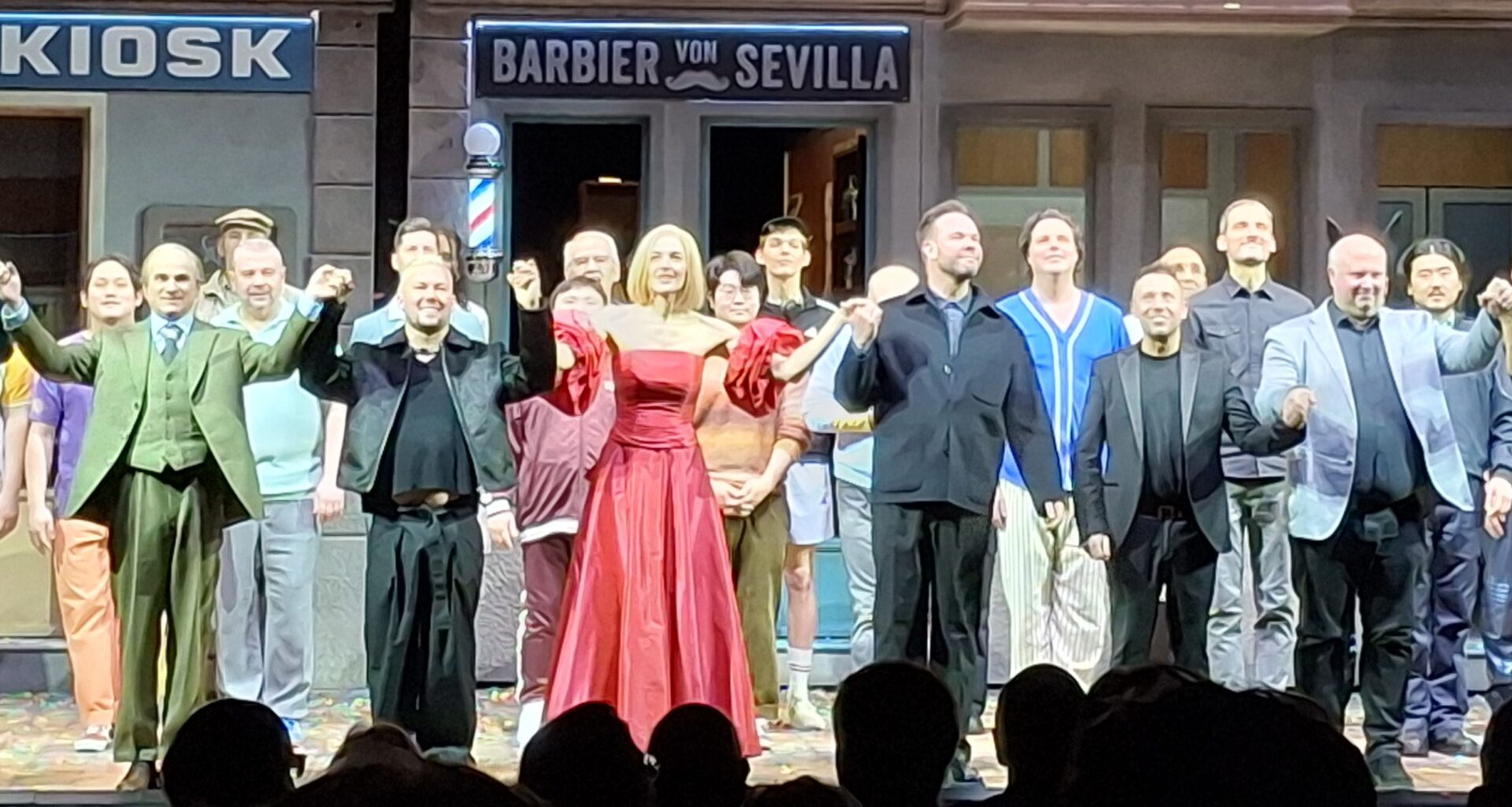 Belcanto-Rausch mit scharfen Klingen und spitzen Tönen - Matthew Wild zeigt Gioachino Rossinis „Der Barbier von Sevilla“ an der Oper Bonn