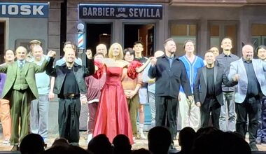 Belcanto-Rausch mit scharfen Klingen und spitzen Tönen - Matthew Wild zeigt Gioachino Rossinis „Der Barbier von Sevilla“ an der Oper Bonn