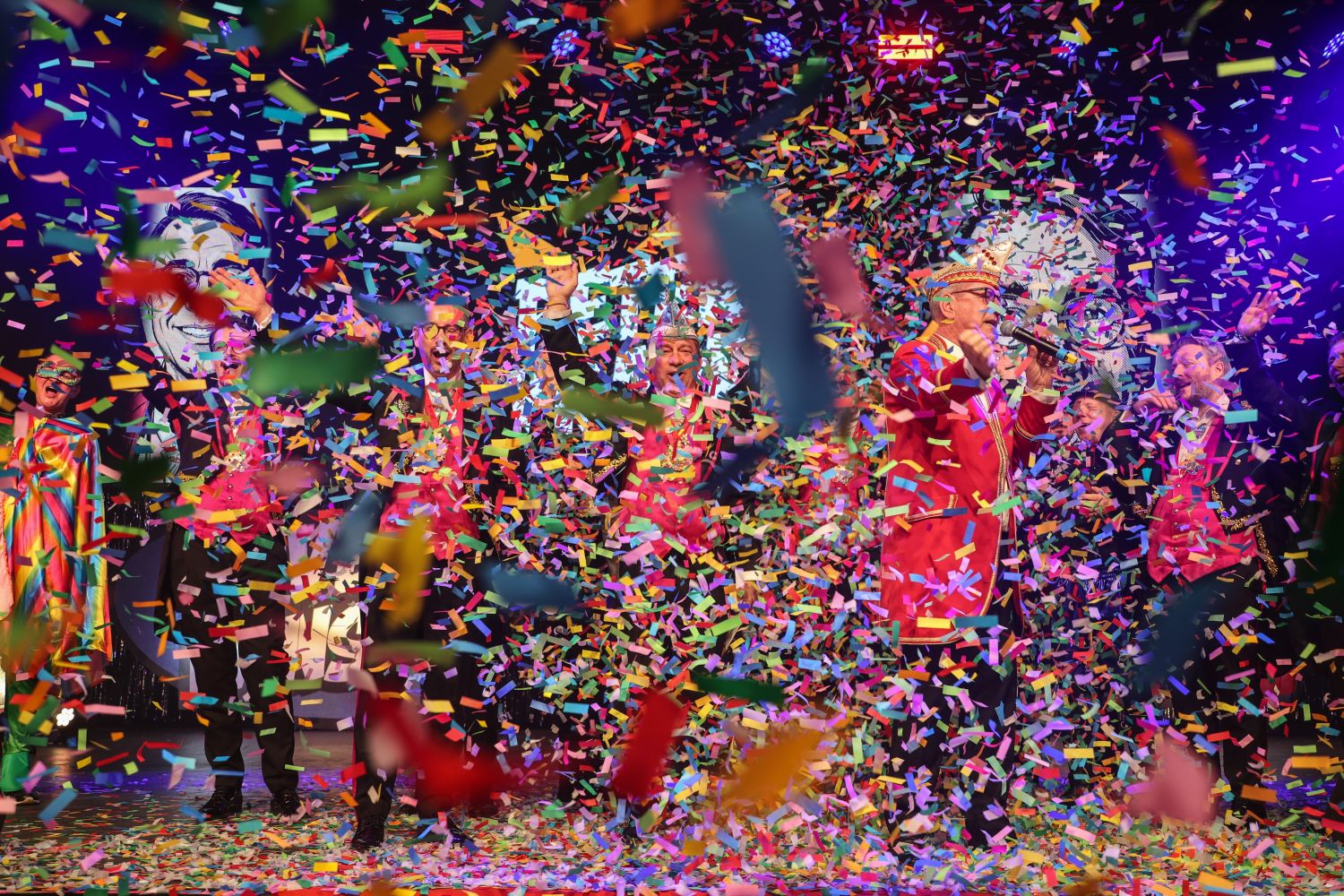 Düsseldorf: KG Regenbogen feiert Konfettischlacht im Stahlwerk - Ddorf-Aktuell