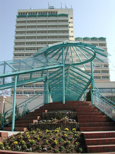 Das Ferienzentrum Holm mit einstmals 999 Betten hat eine wechselvolle Geschichte. Hier steht es im Jahr 2004.