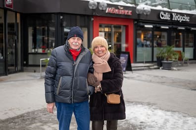Bedauern die Schließung von „Mövenpick“: Manfred und Leh Petzold, die seit vielen Jahren Stammkunden in dem Café sind.
