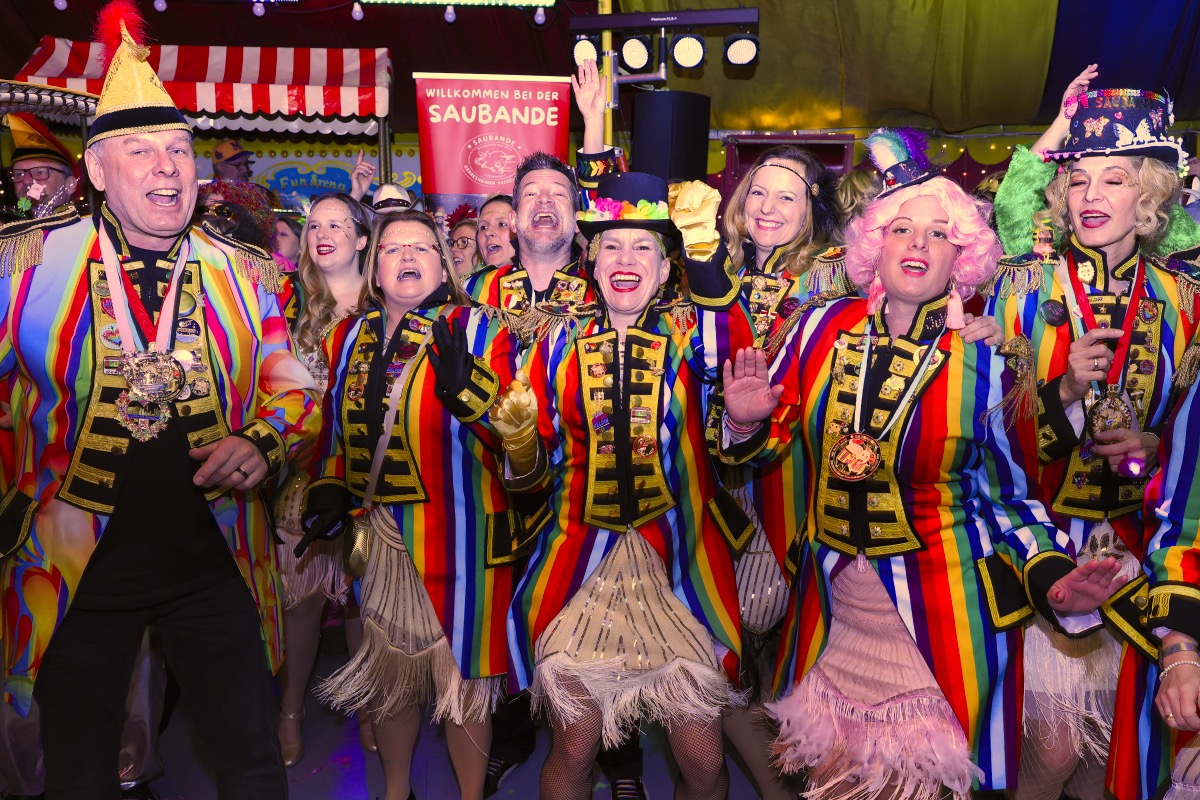 Düsseldorf Flingern: Die Saubande feiert ihre Kostümparty unter der Zirkuskuppel - Ddorf-Aktuell